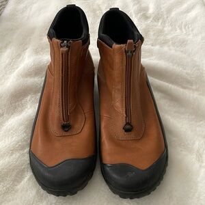 Clark’s women’s muckers brown leather upper waterproof boot, size 9